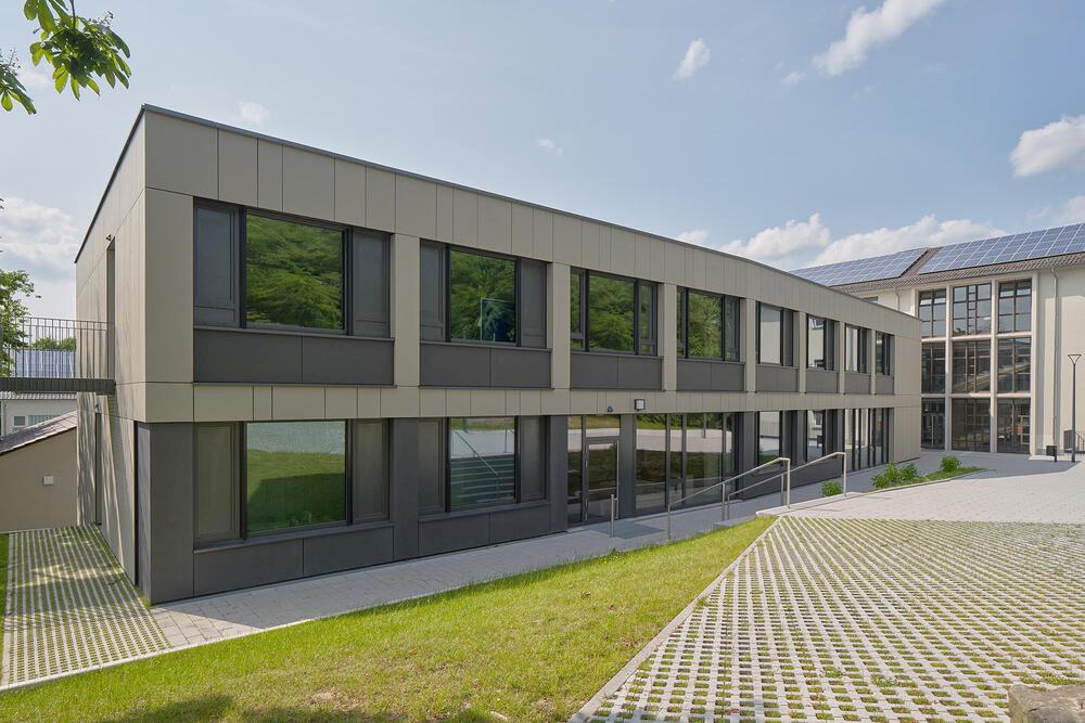 Erweiterung Gesamtschule Melsungen - Eingangsfassade Straße