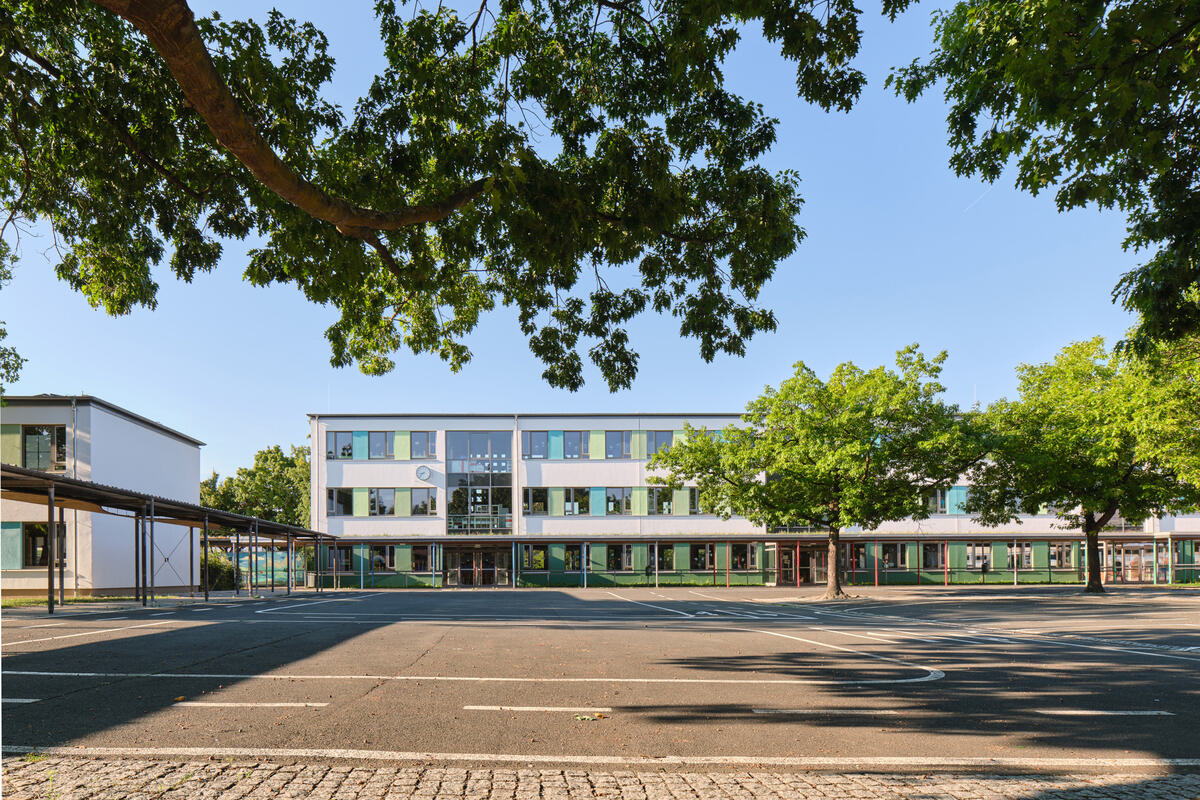 Energetische Sanierung Grundschule Waldau Ansicht Hof
