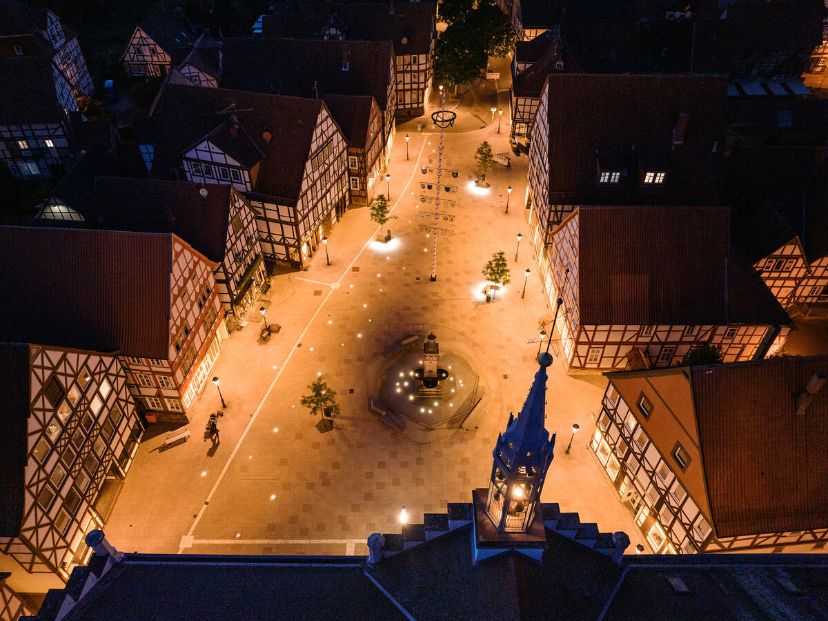 Rathausplatz bei Nacht