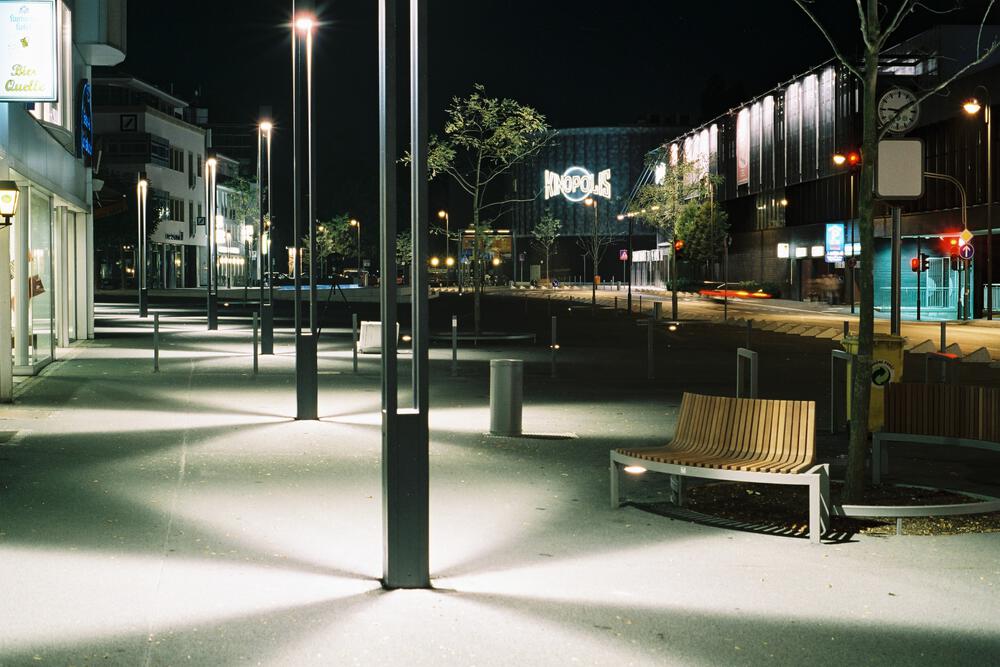 Fußgängerbereich bei Nacht